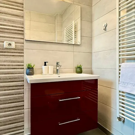 Panorama View Retreat - Elegant Апартаменти Бухарест